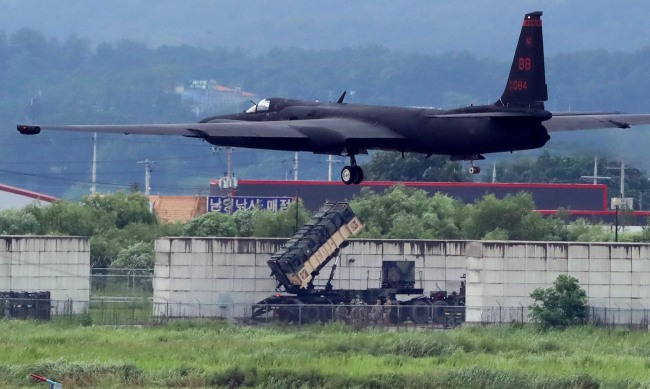 A U-2 reconnaissance aircraft engages in landing and takeoff training as part of Ulchi Freedom Guardian, a South Korea-US joint exercise, at Osan Air Base in Gyeonggi Province on Monday. (Yonhap)