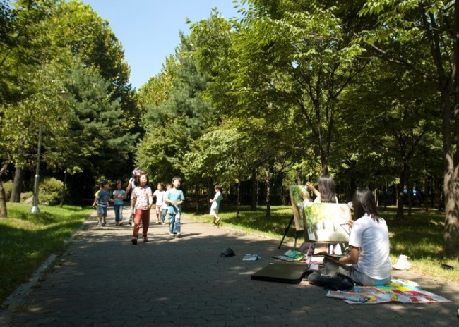 Seoulites enjoy activities at Yangjae Citizens’ Forest. Seoul