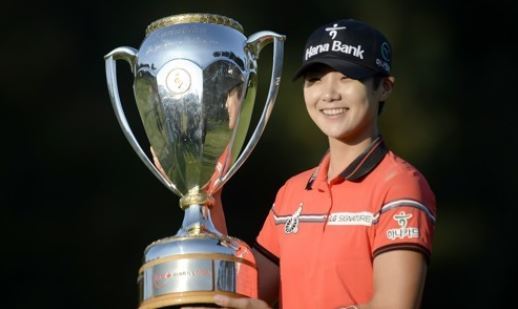 Park Sung-hyun of South Korea poses with the champion`s trophy after winning the Canadian Pacific Women`s Open on the LPGA Tour in Ottawa on Aug. 27, 2017. (AP-Yonhap)