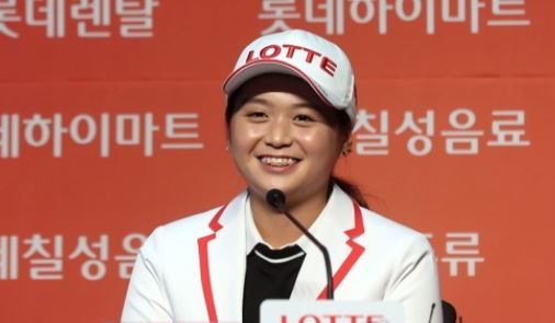 South Korean golfer Choi Hye-jin speaks at a press conference after signing an endorsement deal with Lotte Group in Seoul on Aug. 28, 2017. (Yonhap)