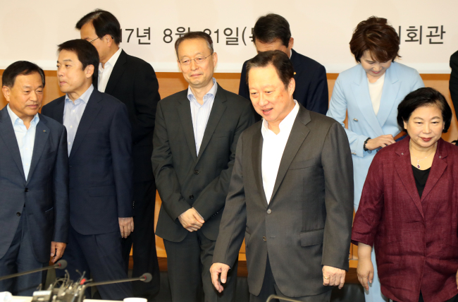 Korea Chamber of Commerce and Industry Chairman Park Yong-maan (front) meets with Paik Un-gyu, minister of trade, industry and energy, and other chamber officials during a meeting in Seoul on Thursday. (Yonhap)