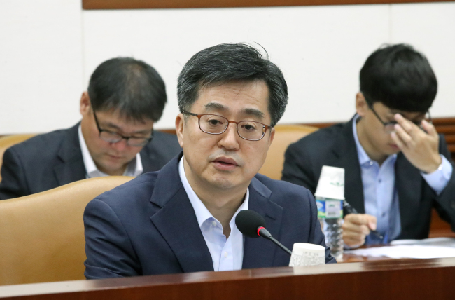 Finance Minister Kim Dong-yeon attends a ministerial meeting on economic relations held at Seoul Government Complex on Friday. (Yonhap)