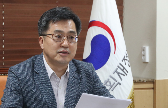 Deputy Prime Minister for economic affairs and Finance Minister Kim Dong-yeon chairs an emergency meeting of economic officials on Sunday, following North Korea’s sixth nuclear test. (Yonhap)