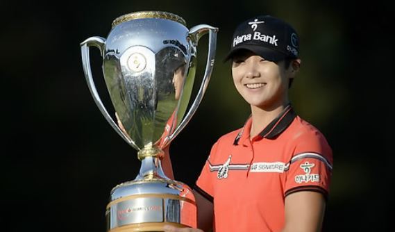 In this Associated Press photo, Park Sung-hyun of South Korea poses with the champion`s trophy after winning the Canadian Pacific Women`s Open on the LPGA Tour in Ottawa on Aug. 27, 2017. (Yonhap)
