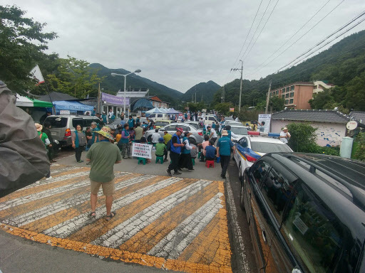 Villagers and protestors block the road to the THAAD battery site in Seongju, North Gyeongsang Province, on Wednesday afternoon. (Yonhap)