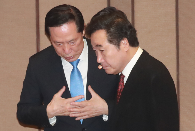 Prime Minister Lee Nak-yeon speaks with Defense Minister Song Young-moo, Wednesday. (Yonhap)