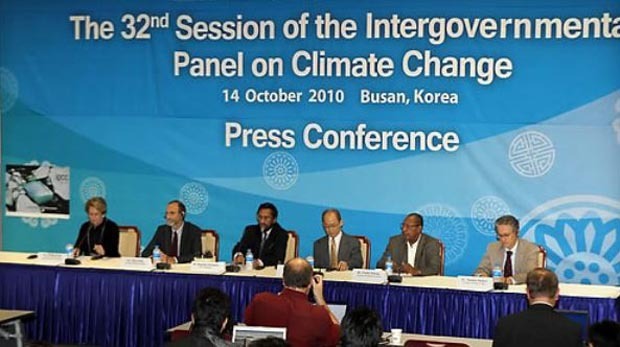 The photo, filed on Oct. 14, 2010, captures a media session during the general meeting of the UN Intergovernmental Panel on Climate Change held in Busan, 450 kilometers south of Seoul. (Yonhap)