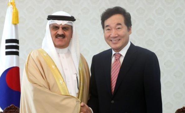 Prime Minister Lee Nak-yon (R) shakes hands with Bahrain`s Council of Representatives Speaker Ahmed bin Ibrahim Al Mulla during a meeting Sept. 12, 2017. (Yonhap)
