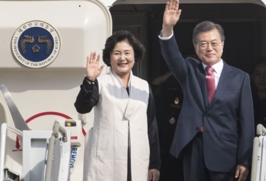President Moon Jae-in and first lady Kim Jung-sook wave before departing for the United States, at Seoul Air Base in Seongnam, south of Seoul, on Sept. 18, 2017. (Yonhap)