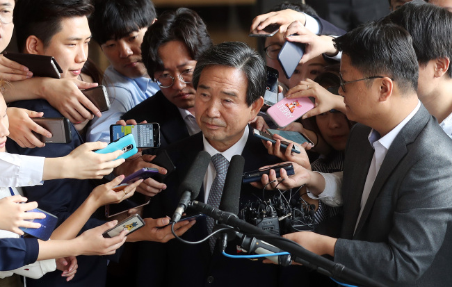 Ha Seong-yong, former CEO of the Korea Aerospace Industries Co., is surrounded by reporters after arriving at the Seoul Central District Prosecutors` Office to face questioning over massive corruption and fraud at the company on Sept. 19, 2017. (Yonhap)