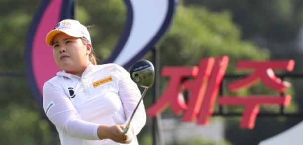 In this file photo taken on Aug. 11, 2017, South Korean golfer Park In-bee watches her tee shot at the 10th hole during the first round of the Jeju Samdasoo Masters on the Korea LPGA Tour at the Ora course on Jeju Island. (Yonhap)
