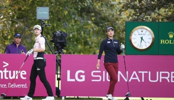 In this file photo provided by LG Electronics on Sept. 17, 2017, South Korean golfers Park Sung-hyun (L) and Ryu So-yeon play in the second round of the Evian Championship on the LPGA Tour in Evian-les-Bains, France. (Yonhap)