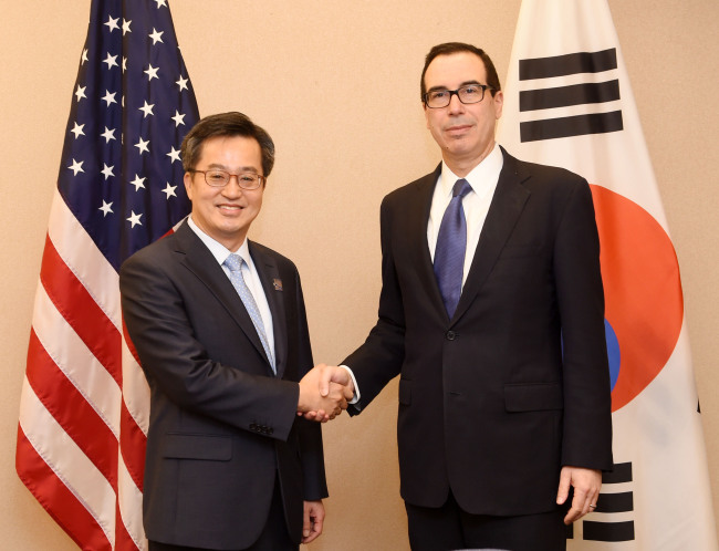 South Korea‘s Deputy Prime Minister for economic affairs and Finance Minister Kim Dong-yeon (left) meets with his US counterpart Treasury Secretary Steven Mnuchin in Washington DC on Saturday, local time. (Finance Ministry)