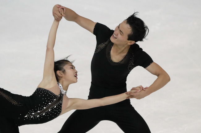 North Korean figure skaters Ryom Tae-ok and Kim Ju-sik compete during the pairs free program at the Figure Skating-ISU Challenger Series on Sept. 29 in Oberstdorf, Germany. (Yonhap)