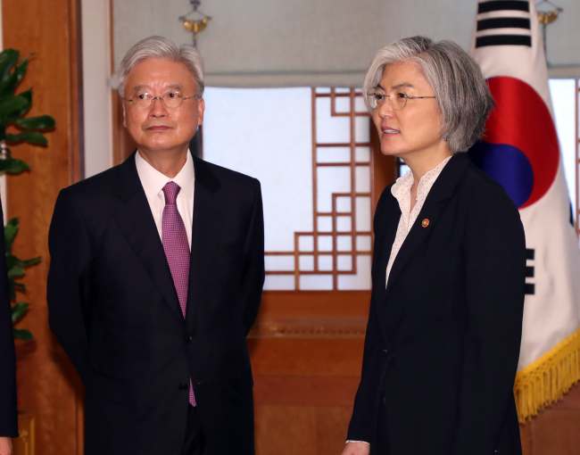 Ambassador to the US Cho Yoon-je (left) and Foreign Minister Kang Kyung-wha (right). (Yonhap)