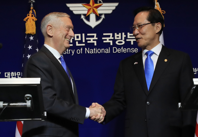 South Korea`s Defense Minister Song Young-moo(right) and his US counterpart Jim Mattis. Yonhap