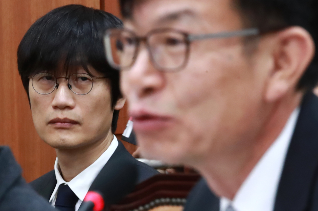 Naver founder Lee Hae-jin looks at Fair Trade Commission chief Kim Sang-jo during a parliamentary audit in Seoul on Tuesday. (Yonhap)