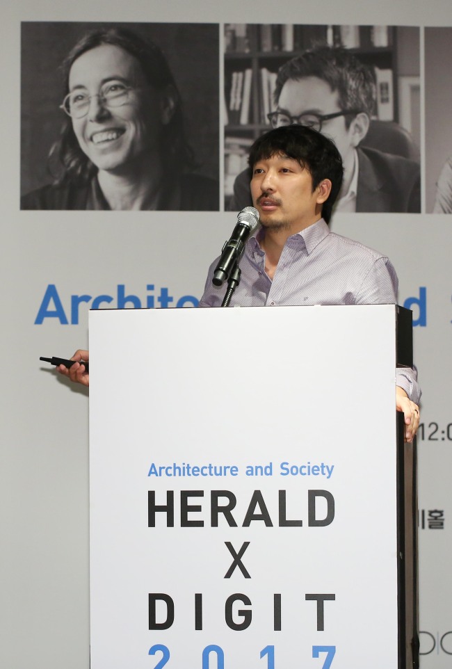 Architect Wee Jin-bok gives a speech during a “Herald X Dgit” session of the Herald Design Forum 2017 held at The Shilla Seoul in Seoul on Tuesday. (Lee Kyung-seob/The Korea Herald)