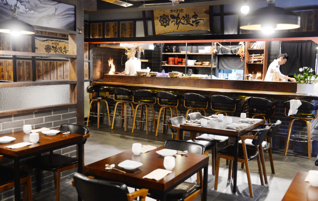 Romantei, a Japanese izakaya whose fare is inspired by Tosa cuisine, opened this June in Sinsa-dong, Seoul. (Photo credit: Park Hyun-koo/The Korea Herald)