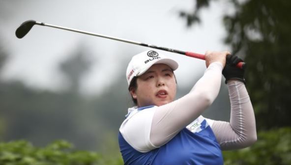 In this Associated Press photo taken Oct. 29, 2017, Feng Shanshan of China tees off at the 14th hole during the final round of the Sime Darby LPGA Malaysia at Tournament Players Club (TPC) in Kuala Lumpur. (Yonhap)