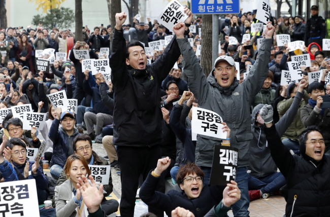 MBC unionists rejoice at the news of Kim Jang-kyom's dismissal (Yonhap)
