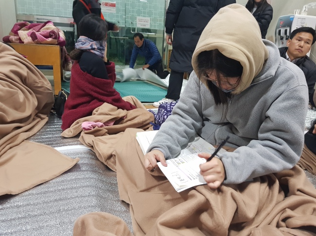 Student studies of the annual college entrace exam at a shelter in Pohang, North Gyeongsang Province, Wednesday. Yonhap