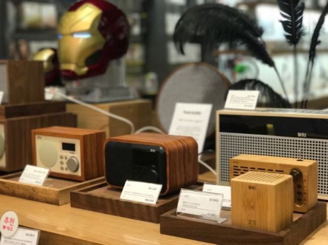 Bluetooth speakers equipped with radio functions are put on display at Kyobo Book Centre in Gwanghwamun, Seoul (Lim Jeong-yeo/The Korea Herald)