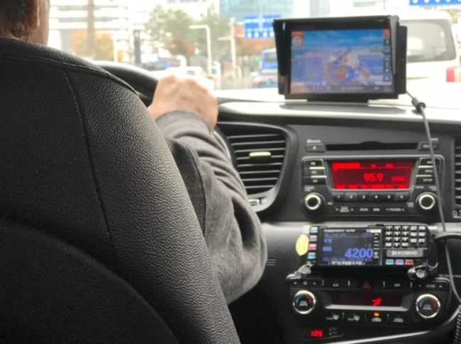 A taxi driver listens to radio soap opera (Lim Jeong-yeo/The Korea Herald)