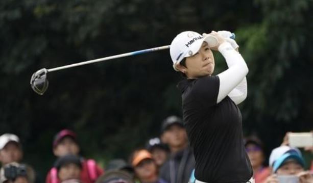 In this EPA file photo taken Oct. 22, 2017, Ji Eun-hee of South Korea tees off during the fourth round of the Swinging Skirts LPGA Taiwan Championship in Taipei at Miramar Resort and Country Club. (Yonhap)