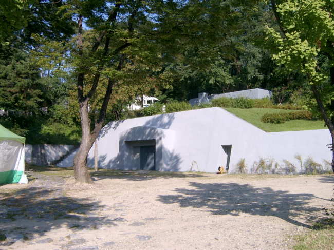 The gate of an air-raid shelter on the compound of Gyeonghuigung Palace (Seoul Metropolitan Government)