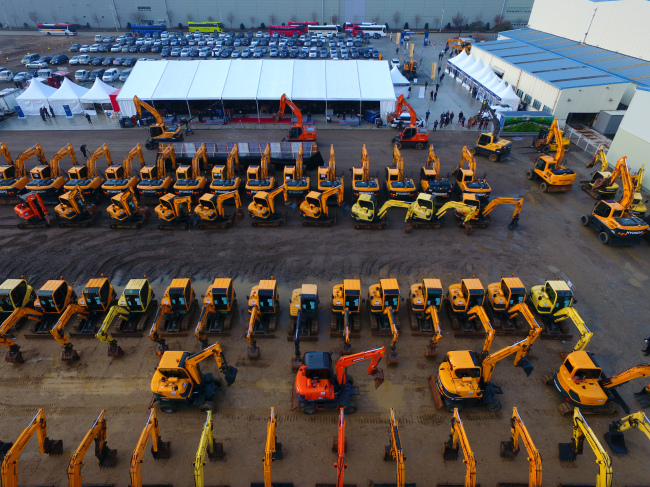 Used heavy construction equipments are being displayed at the auction held in Eumseong, North Chungcheong Province, Sunday (Hyundai Construction Equipment)
