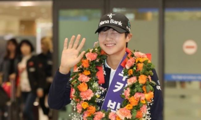 South Korean LPGA star Park Sung-hyun waves to her fans after arriving at Incheon International Airport on Dec. 4, 2017. (Yonhap)