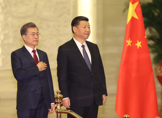 From left: South Korean President Moon Jae-in and Chinese President Xi Jinping in Beijing. (Yonhap)