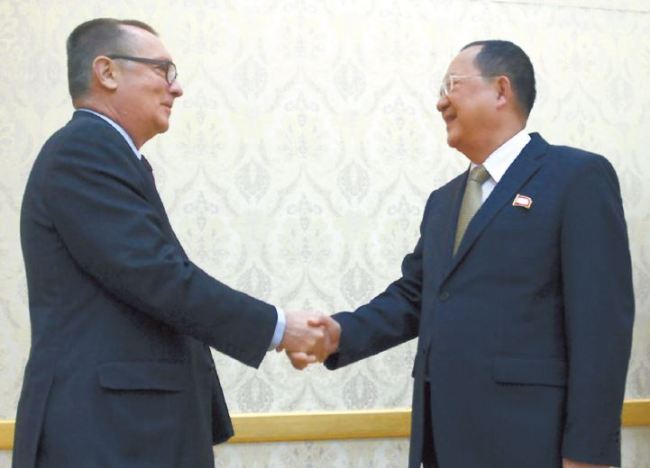 UN Undersecretary-General for Political Affairs Jeffrey Feltman (left) meets North Korean Foreign Minister Ri Yong-ho in Pyongyang on Thursday. (Yonhap)
