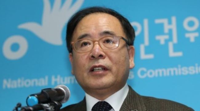 Kim Seong-joon, the head of the investigation unit at the National Human Rights Commission, speaks during a press briefing on Dec. 21, 2017, on its recommendation to the defense ministry calling for tougher punishment for assailants in the sexual assault cases in the military. (Yonhap)