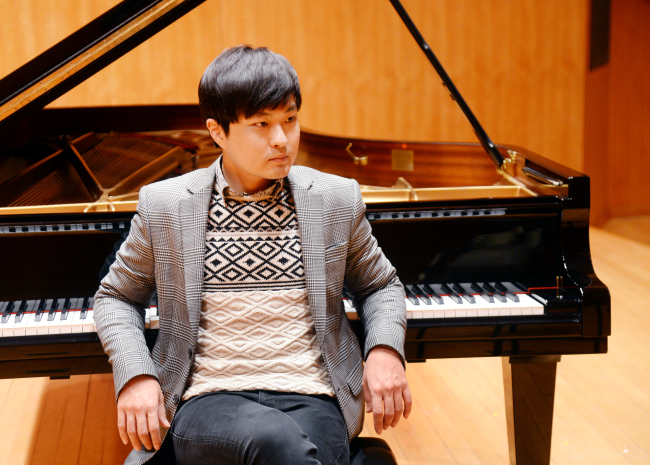 Pianist Kim Da-sol poses at the Kumho Art Hall in Seoul on Dec. 6. (Park Hyun-koo/The Korea Herald)