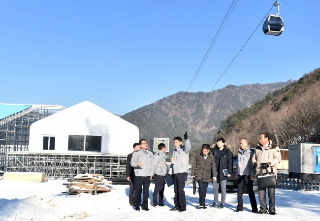 Officials from Gangwon Provincial Police Agency inspect the Jeongseon Alpine Center in Jeongseon-gun, Gangwon Province, Thursday. (Yonhap)