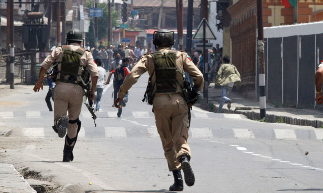 Blast kills 4 policemen in Indian Kashmir Saturday. (AP-Yonhap)