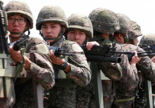 Armed South Korean soldiers ride a military vehicle across the Tongil Bridge in Paju, Gyeonggi Province, near the border village of Panmunjeom. (Yonhap)