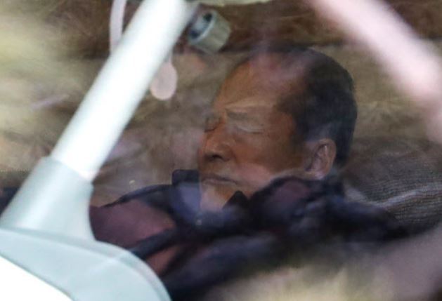 Lee Sang-deuk, former President Lee Myung-bak’s elder brother and a former Saenuri Party lawmaker, sits at home with his eyes closed as prosecutors raided his home and office Monday. (Yonhap)
