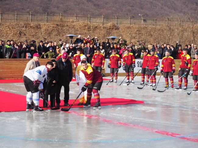 2018 Imjin Classic match in Paju on Friday was a friendly contest between a joint team of the Princess Patricia’s Canadian Light Infantry and the Royal 22 Regiment and a joint team of players representing Korea University and Yonsei University. (Joel Lee/The Korea Herald)
