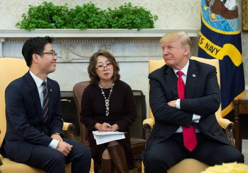 North Korean defector Ji Seong-ho (left) and US President Donald Trump (Yonhap)