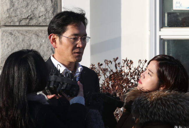 Samsung heir Lee Jae-yong speaks to reporters upon leaving the Seoul Detention House on Monday. (Yonhap)