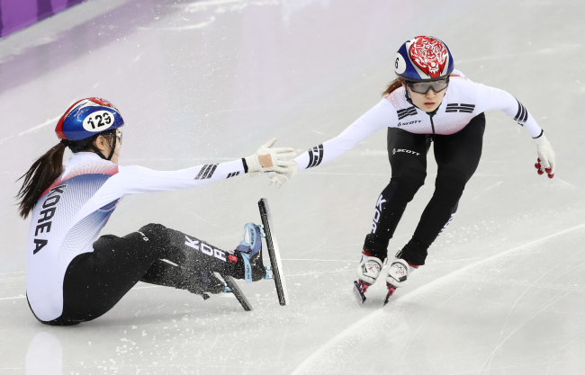 South Korean short track speedskater Lee Yu-bin (left) tags in teammate Choi Min-jeong during heat 1 of the women`s 3,000-meter relay at the Gangneung Ice Arena on Saturday. (Yonhap)