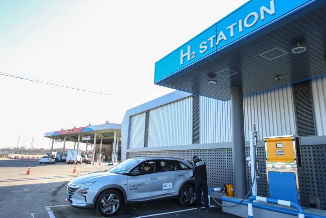 A hydrogen charger is located at Yeoju rest area on Yeongdong Expressway, headed for Gangneung, Gangwon Province. (Hyundai Motor)