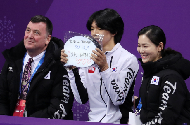 PyeongChang 2018] Figure skating coach Brian Orser wears 3 outfits, sees 2  medals in one match