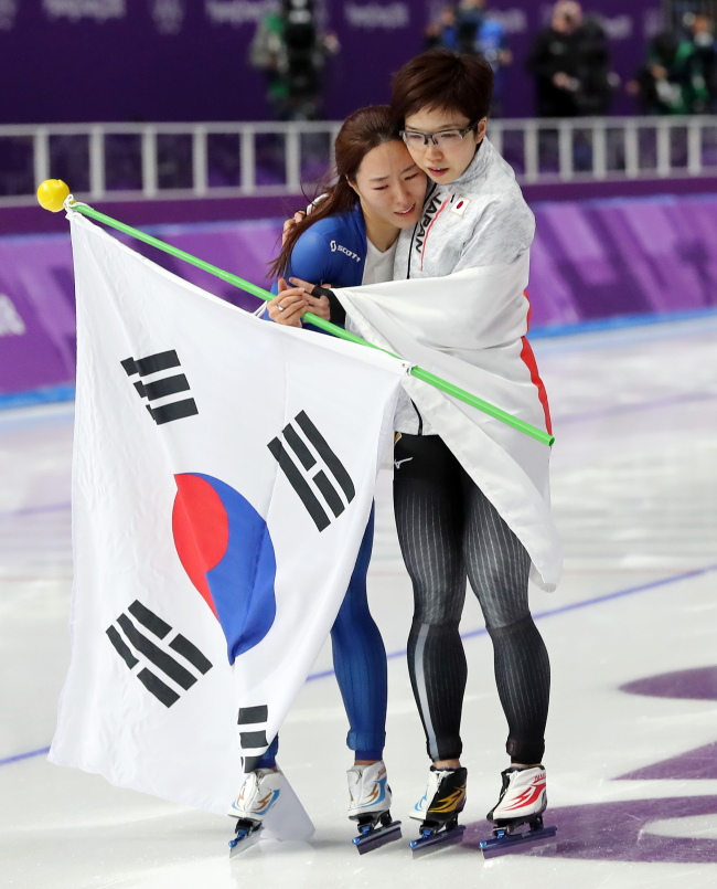 Newsmaker] Olympic fans touched by Lee Sang-hwa's friendship with her  Japanese rival Nao Kodaira