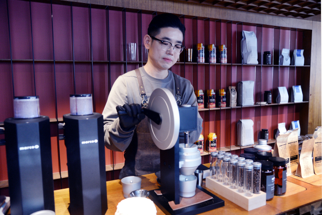 Conflict Store owner-barista Park Jin-hoon alternates between grinding machines and the hand grinder pictured here. (Photo credit: Park Hyun-koo/The Korea Herald)