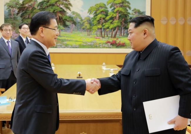 Chung Ei-yong shakes hands with North Korean leader Kim Jong-un in Pyongyang on Monday, March 5. (Yonhap)