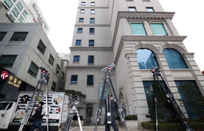 Tripods are placed in front of former President Lee Myung-bak’s office in Daechi-dong, southern Seoul, as reporters await his arrival Monday morning. (Yonhap)